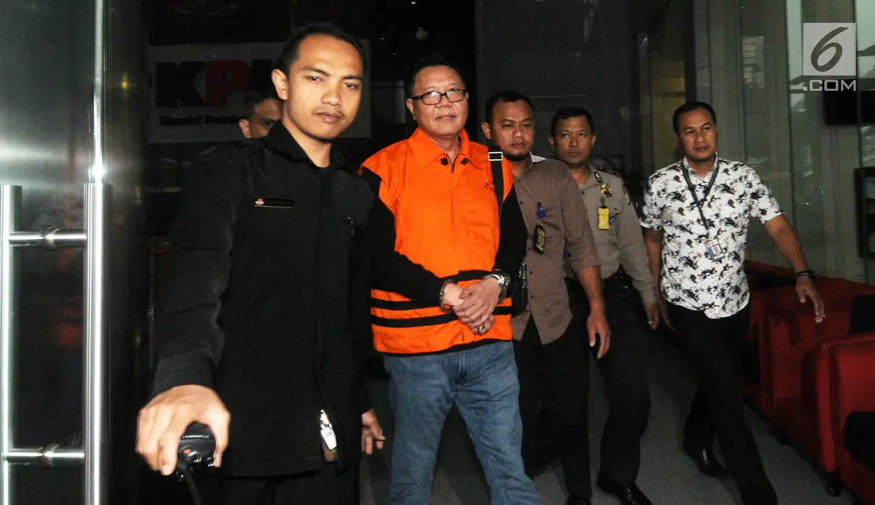 Anggota DPR F-PDIP, I Nyoman Dhamantra memakai rompi tahanan usai menjalani pemeriksaan di Gedung KPK, Jakarta, Jumat (9/8/2019). I Nyoman Dhamantra resmi ditahan 20 hari kedepan terkait suap izin impor bawang putih dari Kementerian Pertanian dan SPI dari Kemendag. (merdeka.com/Dwi Narwoko)