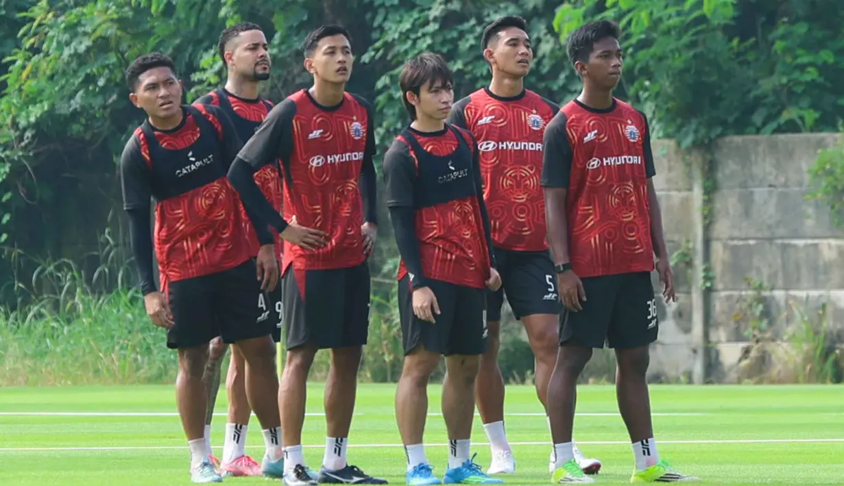 Sesi latihan di Depok masih berlangsung tanpa kehadiran suporter. Tampak dalam foto, pemain Persija Jakarta saat mengikuti sesi latihan di Persija Training Ground, Bojongsari, Kota Depok, Jawa Barat, Kamis (7/5/2026). (Bola.com/M Iqbal Ichsan)