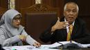 Otto Cornelis Kaligis (kiri) saat menjalani sidang Peninjauan Kembali (PK) di Pengadilan Negeri Jakarta Pusat, Jakarta, Senin (13/3). Sidang tersebut menghadirkan mantan hakim agung Laica Marzuki sebagai saksi ahli. (Liputan6.com/Helmi Afandi)