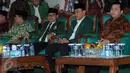 Ketua Umum PKB Muhaimin Iskandar, Sekjen PKB Abdul Kadir Karding dan Ketua DPP Partai Golkar, Setya Novanto duduk bersama dalam peringatan hari lahir ke-18 Partai Kebangkitan Bangsa di DPP PKB Jakarta, Sabtu (23/7). (Liputan6.com/Helmi Afandi)