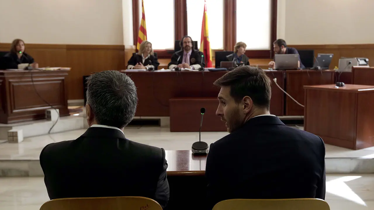 Bintang Barcelona, Lionel Messi (kanan) dan sang ayah, Jorge Horacio Messi ketika menghadiri persidangan penggelapan pajak, Juni 2016. (AFP/Alberto Estevez)