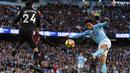 Pemain muda Manchester City, Leroy Sane (kanan) menghasilkan lima assists untuk timnya hingg pekan ke-11 Premier League. (AFP/Oli Scarff)