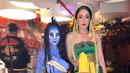 Dihadiri para artis, Celine dan Lucinta berfoto berama. Lucinta Luna kali ini cosplay jadi Avatar hingga dinobatkan sebagai kostum terbaik. Penampilan keduanya sama-sama memukau. (Liputan6.com/IG/@lucintaluna_manjalita)