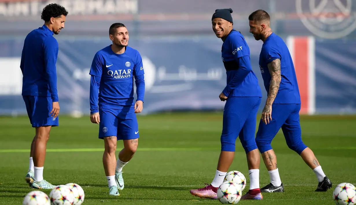 Pemain Paris Saint-Germain Marquinhos, Marco Verratti, Kylian Mbappe  dan Sergio Ramos menghadiri sesi latihan menjelang matchday 4 Grup H Liga Champions menjamu Benfica, di tempat latihan klub Camp des Loges di Saint-Germain-en-Laye, dekat Paris pada 10 Oktober 2022. Siapa pun yang menang dalam duel di Paris nanti akan semakin dekat dengan kelolosan ke babak 16 besar. (FRANCK FIFE / AFP)