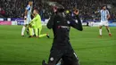 Gelandang Chelsea, Tiemoue Bakayoko, merayakan gol yang dicetaknya ke gawang Huddersfield pada laga Premier League di Stadion John Smith, Huddersfield, Selasa (12/12/2017). Huddersfield kalah 1-3 dari Chelsea. (AFP/Oli Scarff)