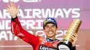 Menang di balapan utama menyempurnakan hasil balapan Marc Marquez di MotoGP Qatar 2025. Sebelumnya, The Baby Alien juga memenangi sprint race MotoGP Qatar 2025. (Karim JAAFAR/AFP)