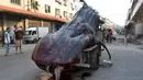 Nelayan di Quanzhou mendapatkan hiu paus di laut China timur provinsi Fujian. Mereka akan melelangnya di pasar grosir seafood di Xiangzhi, Tiongkok (1/8/2014) (AFP Photo/STR)