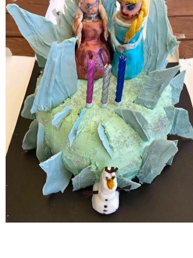 10 Potret Realita saat Pesan Kue Karakter Ini Bikin Gigit Jari