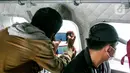 Sejumlah awak media memantau proses pencarian pesawat Sriwijaya Air SJ 182 dari pesawat CN 295 milik TNI AU di perairan Kepulauan Seribu, Jakarta, Minggu (10/1/2021). Menurut TNI AU, proses pencarian Sriwijaya Air SJ 182 bisa bertambah atau berkurang tergantung kondisi. (Liputan6.com/Faizal Fanani)