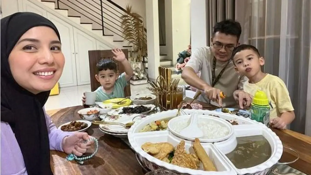 Tya Ariestya dan keluarga