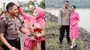 Sebagai istri Kapolres Gowa, Uut otomatis manjadi Ibu Ketua Bhayangkari Cabang Gowa. Penampilannya pun begitu berkarisma dengan seragam merah mudanya dan rambut dicepol. Sementara, Yeni Inka juga mencuri perhatian saat mengenakan seragam Bhayangkari dengan hijab. (Liputan6.com/IG/@khrisnashakti/@uutpermatasari)