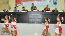 Penari cilik menarikan Tari Sige Pengunten saat menyambut Ketua MPR Zulkifli Hasan di Kantor Pemerintah Kabupaten Lampung Selatan, Kamis (17/3/2016). Zulkifli datang ke Lampung untuk mensosialisasikan Empat Pilar MPR RI. (Liputan6.com/Yoppy Renato)