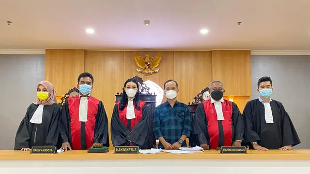 Baby Sexyola menjadi hakim (https://www.instagram.com/p/CQSexpGsEJO/)