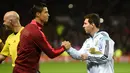 <p>Striker Portugal, Cristiano Ronaldo, berjabat tangan dengan striker Argentina, Lionel Messi, pada laga persahabatan di Stadion Old Trafford, (18/11/2014). (AFP/Paul Ellis)</p>