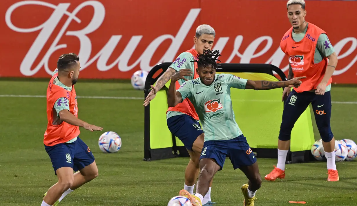 Penyerang Brasil, Pedro (kedua kiri) dan gelandang Fred (kedua kanan) mengikuti sesi latihan di Stadion Al Arabi SC di Doha (6/12/2022). Brasil melaju ke perempatfinal Piala Dunia 2022 setelah mengalahkan Korea Selatan dengan skor 4-1. (AFP/Nelson Almedia)