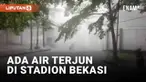 Air terjun tiba-tiba muncul di Stadion Wibawa Mukti, Kabupaten Bekasi. Momen tersebut terekam saat hujan deras (8/11/2022) dan viral di media sosial. Fenomena alam itu bernama 'microburst'.