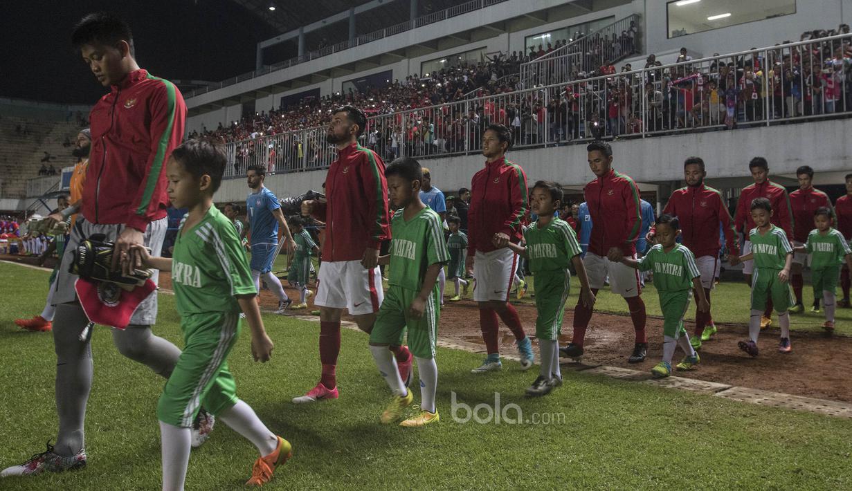 Para pemain Timnas Indonesia bersiap menghadapi Puerto Rico pada laga persahabatan di Stadion Maguwoharjo, Sleman, Selasa (13/6/2017). Kedua negara bermain imbang 0-0.(Bola.com/Vitalis Yogi Trisna)