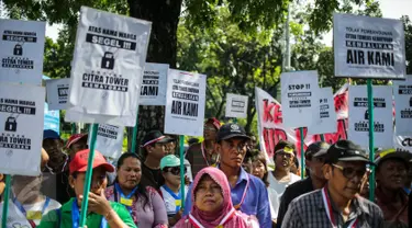 Warga Kebon Kosong, yang tergabung dalam Forum Pemersatu Warga berunjuk rasa di Balai Kota DKI Jakarta, Senin (3/4). Aksi itu digelar lantaran pihak management Citra Tower tidak merealisasi pemasangan pipanisasi air bersih. (Liputan6.com/Faizal Fanani)