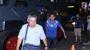 Pemain Persib, Tony Sucipto (tengah) turun dari kendaraan taktis jelang latihan resmi di Stadion PTIK, Jumat (29/6). Persib akan melakoni laga tandang tunda pekan ke-6 melawan Persija, Sabtu (30/6). (Liputan6.com/Helmi Fithriansyah)