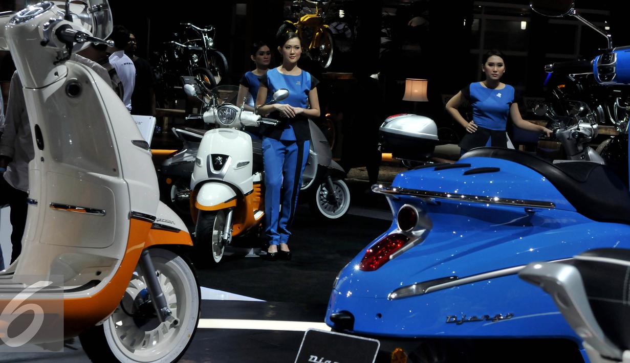 Beberapa Sales Promotion Girl (SPG) di salah satu stand IIMS, Jakarta, Kamis (27/8/2015). SPG menjadi salah satu daya tarik bagi calon konsumen produk yang ditawarkan untuk mencapai target penjualan. (Liputan6.com/Johan Tallo)