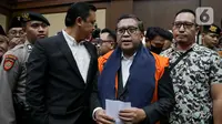 Tersangka kasus dugaan suap pengurusan penggantian antar-waktu anggota DPR untuk Harun Masiku dan perintangan penyidikan (obstruction of justice), Hasto Kristiyanto (kedua kanan) bersiap menjalani sidang pembacaan dakwaan di Pengadilan Tindak Pidana Korupsi, Jakarta, Jumat (14/3/2025). (Liputan6.com/Herman Zakharia)