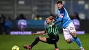 <p>Penyerang Sassuolo, Armand Lauriente (Tengah) dan bek Napoli Italia Giovanni Di Lorenzo mengejar bola selama pertandingan lanjutan Liga Serie A Italia di Stadion Mapei di Reggio Emilia, Italia, Sabtu (17/2/2023). Napoli menang atas Sassuolo dengan skor 2-0. (AFP/Marco Bertorello)</p>
