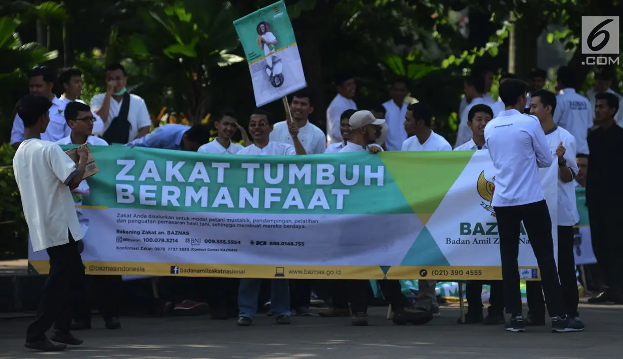 Badan Amil Zakat Nasional (Baznas) melakukan pawai simpatik menyambut Ramadan 1440 Hijriah di Patung Kuda, Jakarta, Jumat (3/5/2019). Dalam aksinya, Baznas menyerukan kewajiban membayar zakat, mengingat Ramadan semakin dekat. (merdeka.com/Imam Buhori)