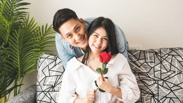 perempuan dan pasangan 24 agustus bunga