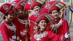 Sejumlah wanita selfie saat Kongres Rakyat Nasional China di Beijing, Sabtu (5/3/2016). Para wanita cantik ini hadir untuk menyambut para tamu delegasi NPC. (Reuters/Damir Sagolj)