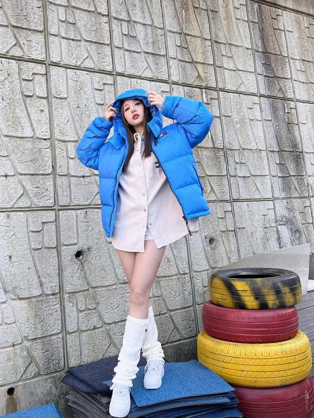 Nayeon Twice Kenakan Baju Oversize