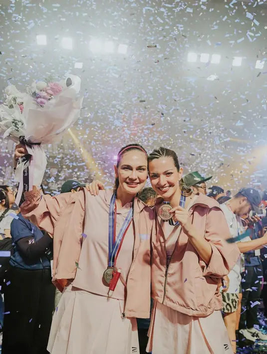 <p>Acara Lagi-Lagi Tenis kemarin sempat menjadi perbincangan hangat. Lantaran para peserta bermain seru, antara Luna Maya-Nia Ramadhani melawan Nagita Slavina-Gege Elisa dan Raffi Ahmad-Dion Wiyoko melawan Deddy Mahendra Desta-Dikta Wicaksono. Foto: Instagram.</p>