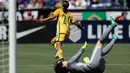 Pesepakbola timnas Australia, Sam Kerr merayakan golnya saat kiper timnas Jepang, Sakiko Ikeda terjatuh selama turnamen sepakbola wanita di Stadion Qualcomm, San Diego, California, 30 Juli 2017. (AP Photo/Gregory Bull)