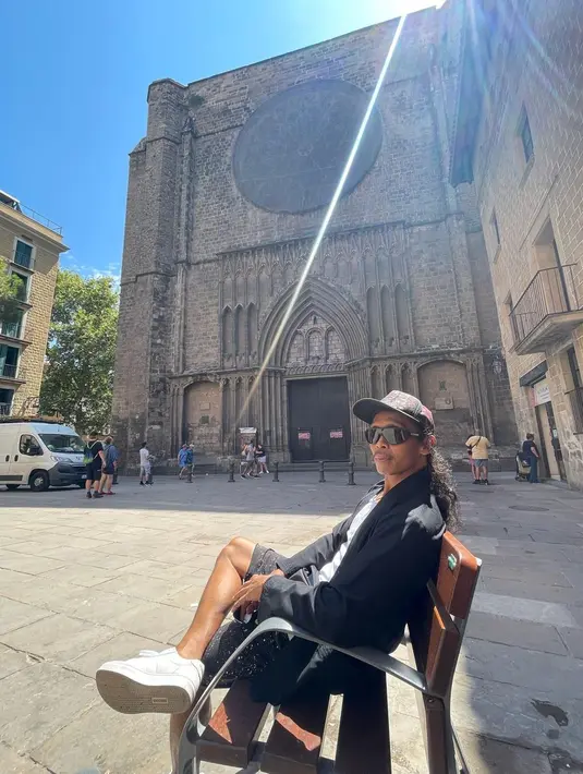 Yayan juga mampir ke Santa Maria del Pi, gereja Gotik abad ke-15 di Barcelona. Bintang film Merantau ini berfoto di depan tempat wisata tersebut sambil duduk berpose kece dengan kacamata hitamnya. Terik matahari membuat hasil potretnya makin ciamik. (Liputan6.com/IG/@yayanruhian)