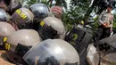 Perlengkapan lain juga sudah disiapkan baik tameng, baju huru-hara yang diletakkan di halaman Gedung DPR/MPR, Jakarta, (19/10/14). (Liputan6.com/Johan Tallo)