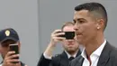 Bintang baru Juventus, Cristiano Ronaldo, saat tiba untuk menjalani tes kesehatan di area Stadion Allianz, Turin, Senin (17/7/2018). CR 7 hijrah dari Real Madrid ke Juventus. (AFP/Isabella Bonotto)