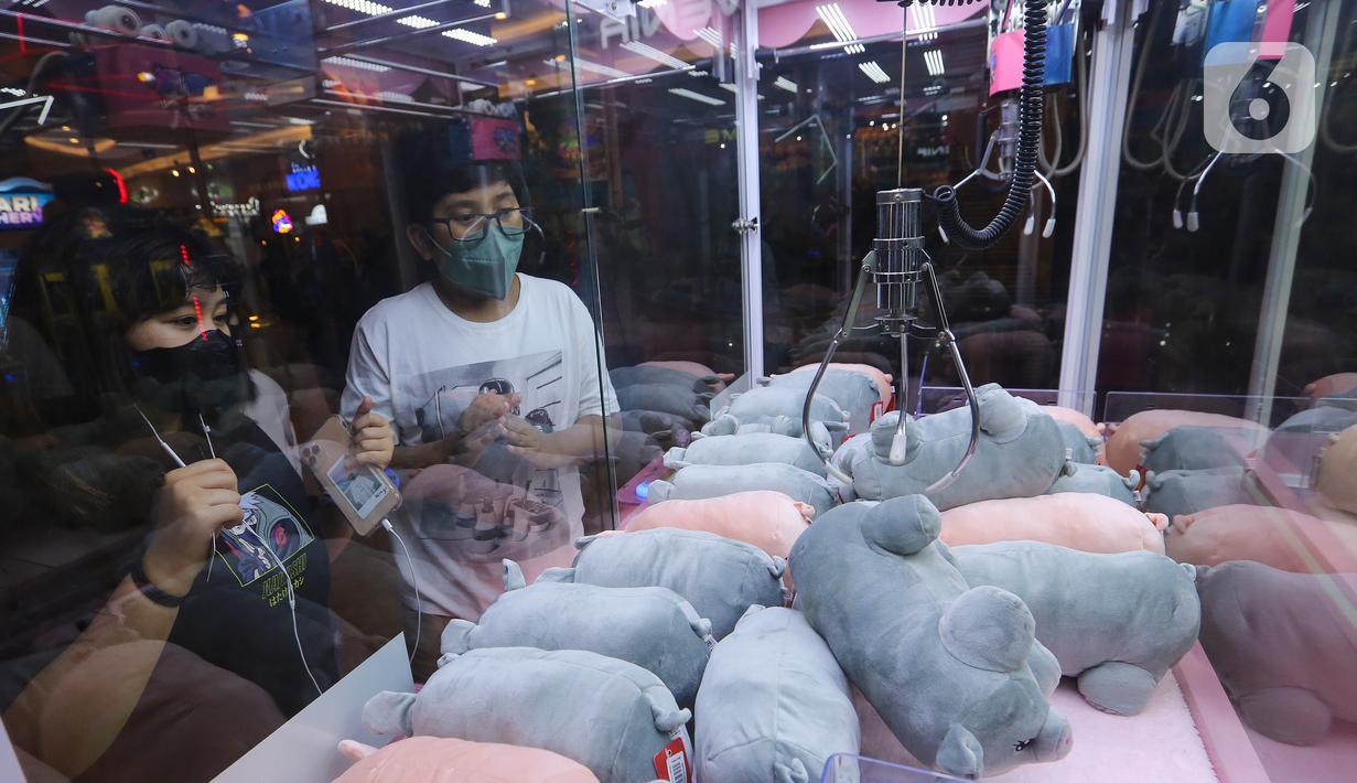 <p>Pengunjung mencoba permainan mengambil boneka di sela-sela peluncuran Timezone Fun App di Jakarta (26/04/2022). Timezone Fun App, pengunjung dapat menukarkan vouchernya untuk waktu bermain lebih lama, penawaran voucher khusus ini akan dikirimkan bulanan, mingguan maupun saat special event. (Liputan6.com/Fery Pradolo)</p>