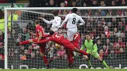 Aksi pemain Swansea City, Fernando Llorente (tengah) saat mencetak gol ke gawang Liverpool pada lanjutan Premier League di Anfield, Liverpool, (Sabtu (21/1/2017). Liverpool kalah 2-3.  (Peter Byrne/PA via AP)