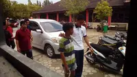 PNS itu tertangkap basah sedang merusak kunci motor curian. (Liputan6.com/Musthofa Aldo)