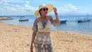 Penampilan Tessa Kaunang selalu berhasil menarik perhatian netizen lewat setiap unggahannya di instagram. Pemain film Bebek Belur ini tampil kece saat plesir ke Pantai Sanur, Bali. Dengan outfit warna monokrom, pesonanya terpancar cerah saat berpadu dengan pemandangan birunya langit dan air laut. (Liputan6.com/IG/@tessakaunang_tuiit)