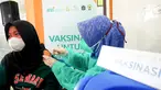 Petugas medis memvaksin warga dengan jemput bola di salah satu masjid di Jakarta (31/07/2021). PT Bank Syariah Indonesia Tbk (BSI), Pemprov DKI Jakarta, Yayasan BSMU, Hasanah Titik, dan Dewan Masjid Indonesia berkolaborasi menggelar vaksinasi COVID-19 dari masjid ke masjid. (Liputan6.com/Pool/BSI)