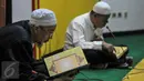 Aneka kegiatan dilakukan di Masjid Lautze, salah satunya mengadakan pengajian rutin, Jakarta, Sabtu (12/6). Sejumlah warga mengaji sambil menunggu waktu berbuka puasa di Masjid Lautze.(Liputan6.com/Yoppy Renato)