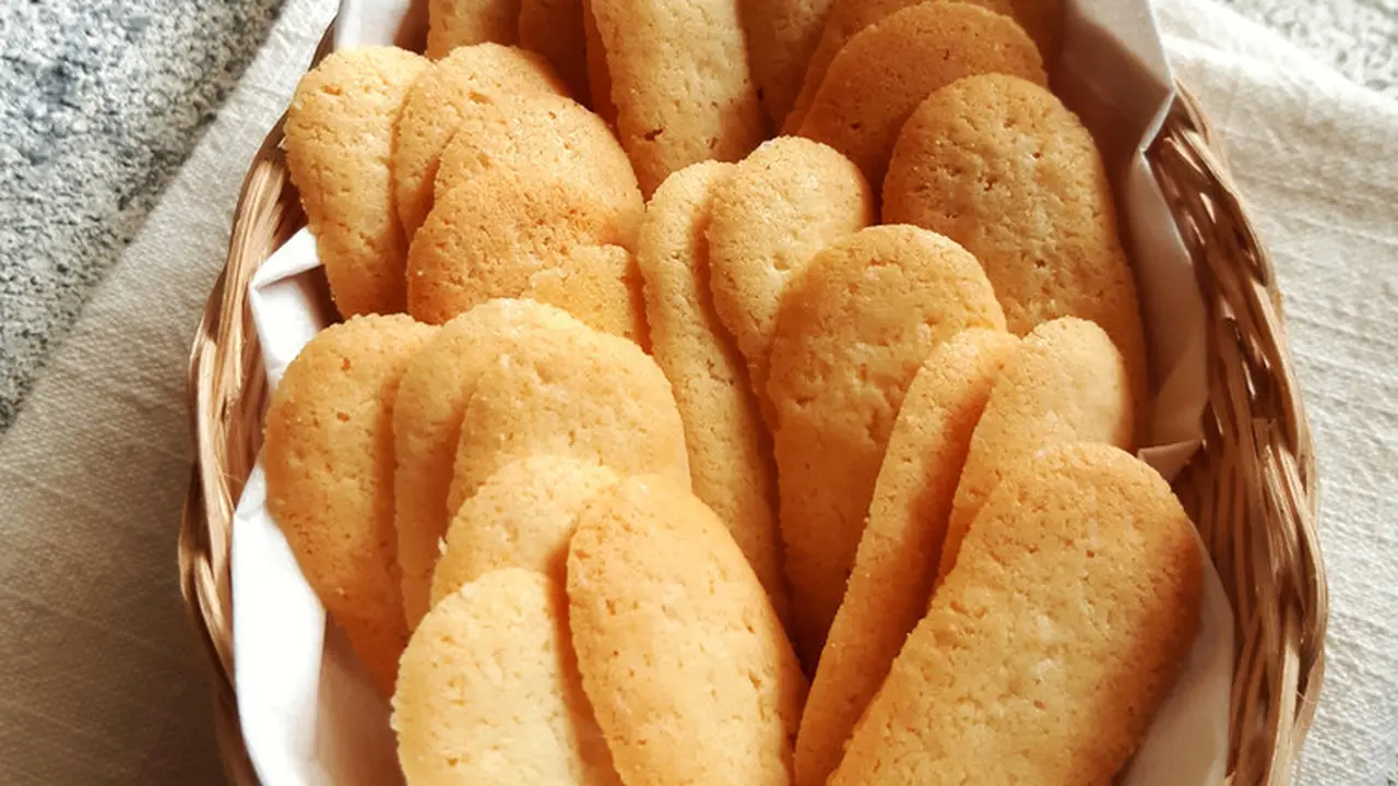 kue lidah kucing