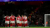 Gelandang Arsenal, Declan Rice, berbicara kepada rekan-rekan setimnya dalam pertandingan leg kedua perempat final UEFA Champions League antara Arsenal dan Sporting CP di Emirates Stadium, London utara, pada 15 April 2026. (Adrian Dennis / AFP)