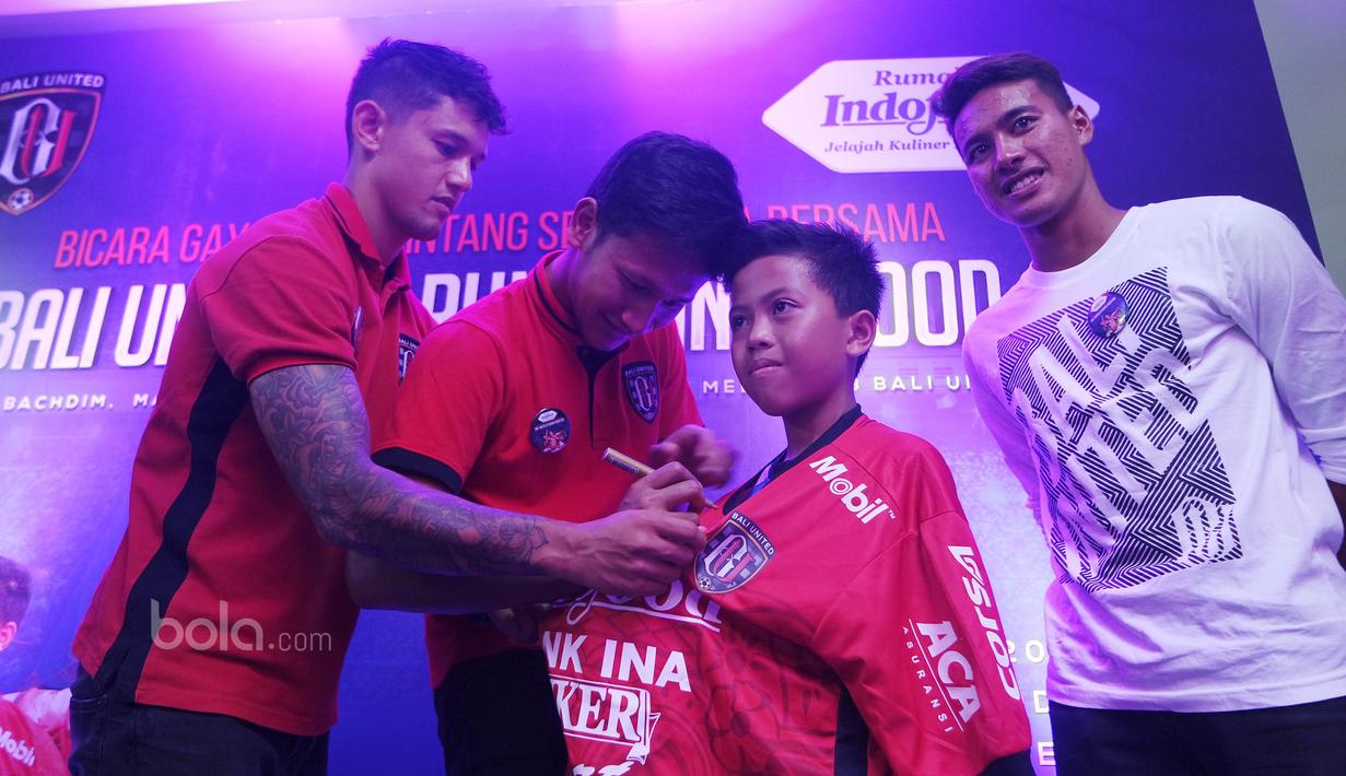 Pemain Bali United, Irfan Bachdim, membubuhkan tanda tangan saat acara Meet and Greet bertema “Bicara Gaya Hidup Bintang Sepakbola Bersama Bali United di Rumah Indofood” di Jakarta Fair, Selasa (11/7/2017). (Dokumentasi Penyelenggara)