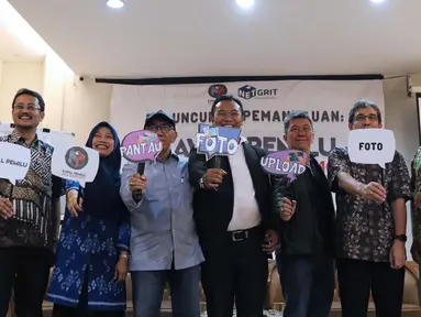 Peneliti Netgrit bersama Komisioner KPU Iham Saputra saat peluncuran situs Kawal Pemilu di Jakarta, (20/3). Netgrit mengajak warga mengawal Pemilu 2019 dengan mengupload foto hasil pemungutan suara ke www.kawalpemilu.org. (Liputan6.com/Helmi Fithriansyah)