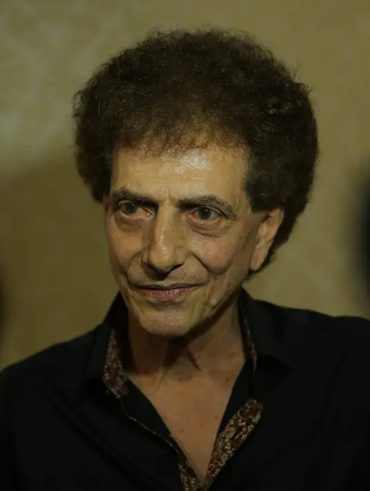 "Adik saya Camelia Malik dan istri saya, mereka selalu ribut 'jangan bawain lagu yang teriak-teriak terus ya, bawain lagu yang slow-slow saja'. Tapi gimana, kita dikenal sebagai grup rock," kata Ahmad Albar.  (Andy Masela/Bintang.com)