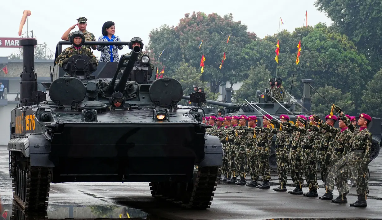 KSAL  Laksamana Ade Supandi saat memeriksa pasukan, Cilandak, Jakarta Selatan, Kamis (2/4/2015). Ade Supandi mendapat gelar Warga Kehormatan Korps Marinir. (Liputan6.com/Yoppy Renato)