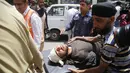 Seorang pria yang terluka dibawa kerumah sakit setelah bus yang dinaikinya terjun ke jurang di wilayah Kishtwar di negara bagian Jammu dan Kashmir (1/7/2019). Sejumlah media menyatakan bahwa bus tersebut kelebihan penumpang. (AP Photo/Channi Anand)