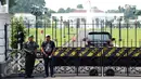 Personel TNI bersiaga di luar pagar Istana Bogor, Rabu (1/3). Jelang kedatangan Presiden Joko Widodo dan Raja Arab Saudi, Salman bin Abdulaziz pengamanan Kota Bogor diperketat. (Liputan6.com/Helmi Fithriansyah)