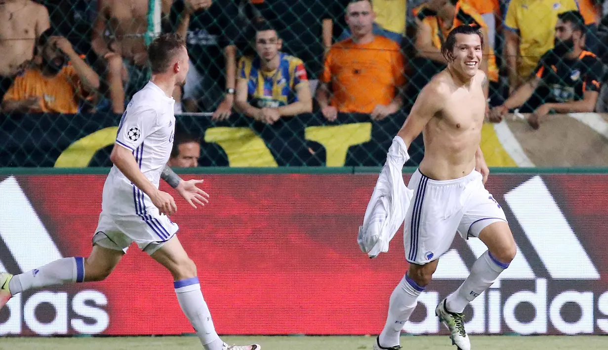 Pemain FC Copenhagen, Federico Santander (kanan) menyumbangkan satu gol saat melawan Club Brugge KV  pada grup G liga Champions di Telia Parken stadium,  Copenhagen, Rabu (28/9/2016) dini hari WIB. (AFP/Sakis Savvides)